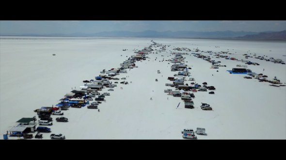 На міжнародні змагання “Bonneville Speed Week” в американському штаті Юта приїжджають шанувальники швидкості з усього світу. Режисер Семен Мозговий у документальному фільмі "Сіль із Бонневілю" показав, як кияни  Назар Лаврушко та Максим Сагдієв встановили рекорд швидкості на мотоциклі Їж-49.