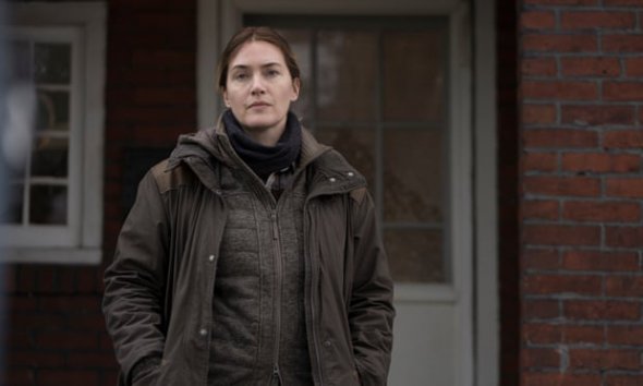 Кейт Уинслет в сериале на HBO "Мейр с Исттауна" играет полицейского, которая расследует исчезновения и убийства подростков.