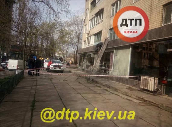 В Киеве мужчина выпрыгнул с восьмого этажа и повис на козырьке магазина