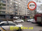 В Киеве мужчина выпрыгнул с восьмого этажа и повис на козырьке магазина