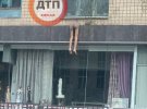У Києві чоловік вистрибнув з восьмого поверху і завис на козирку магазину