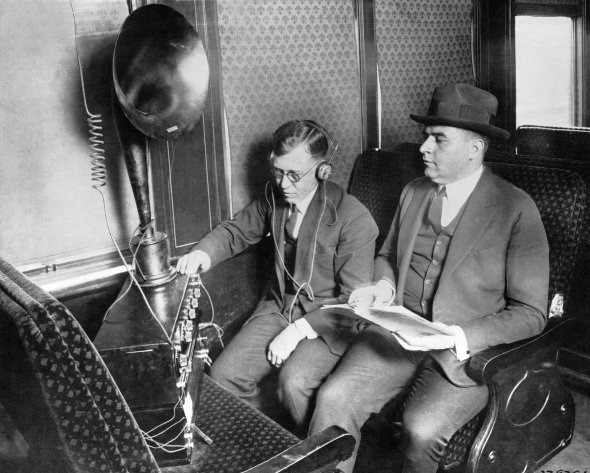 Пасажири слухають радіо в поїзді у місті Цинциннаті в американському штаті Огайо 27 квітня 1923 року. Це перший потяг, обладнаний таким приймачем. Рупор забезпечував гучний звук. Тому весь вагон чув трансляцію