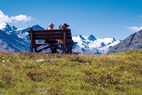 Двоє чоловіків відпочивають під час прогулянки в долині Верхній Енгадін у швейцарських Альпах