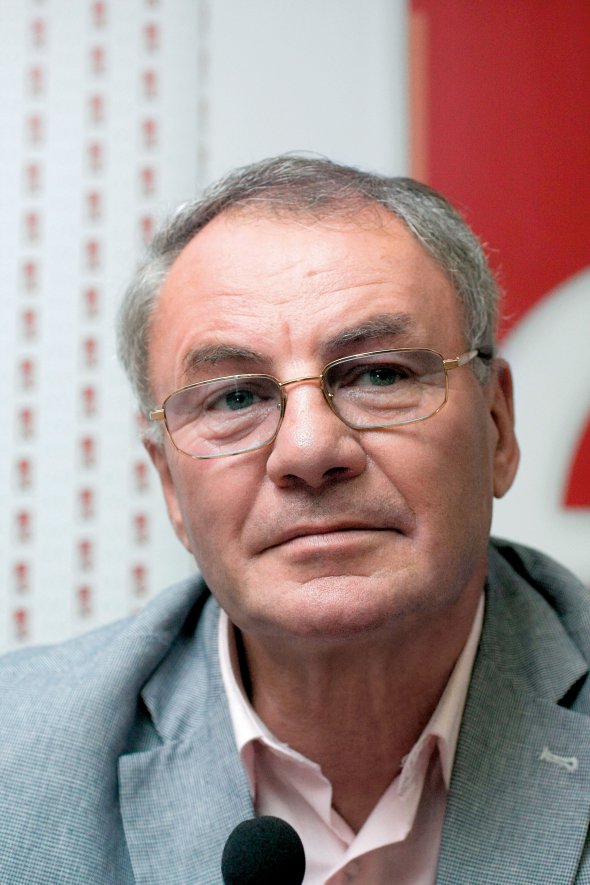 Володимир ЯВОРІВСЬКИЙ, 78 років, письменник. Народився 11 жовтня 1942-го в селі Теклівка, яке входило до Королівства Румунія, нині Вінницька область. Батьки працювали в колгоспі, батько загинув під колесами трактора, коли Володимир був дитиною. Закінчив Одеський університет імені Іллі Мечникова за спеціальністю ”українська мова та література”. Працював кореспондентом і редактором на радіо в Одесі та Запоріжжі, на телебаченні у Львові, в газетах ”Запорізька правда”, ”Прапор юності”, ”Літературна Україна”, в журналі ”Вітчизна”. Автор телепередачі ”Що ми за народ такий?”, радіопередачі ”20 хвилин з Володимиром Яворівським”. Видав 10 збірок оповідань і нарисів, 13 повістей і романів. Лауреат Державної премії імені Тараса Шевченка за повість ”Вічні Кортеліси”. Був членом КПРС. 1989-го – серед засновників Народного руху України. Народний депутат СРСР і України. Очолював Комітет Державних премій України імені Тараса Шевченка. Дружина – актриса 74-річна Галина Данилова. Донька 43-річна Олеся Яворівська – письменниця. Є двоє онуків. Улюблені страви – холодець, мамалига й городківська домашня ковбаса, напої – кава, заварена в турці, калганівка й горобинівка, які готував за власним рецептом. Помер 16 квітня 2021-го в Києві. Похований на Байковому кладовищі