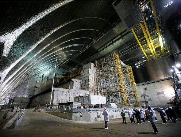 Четвертий реактор Чорнобильської атомної електростанції накрили 1986 року бетонною ізоляційною спорудою ”Укриття”. Поверх неї 2016-го встановили куполоподібний металевий безпечний конфайнмент. Має 165 метрів завдовжки, 260 метрів завширшки і 110 метрів заввишки. Покриває площу у 86 тисяч квадратних метрів, що дорівнює 12 футбольним полям. Старий ”саркофаг” мають демонтувати