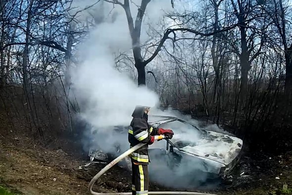 На Хмельниччині зіткнулися  вантажний мікроавтобус Mercedes і легковик. Останній від удару загорівся