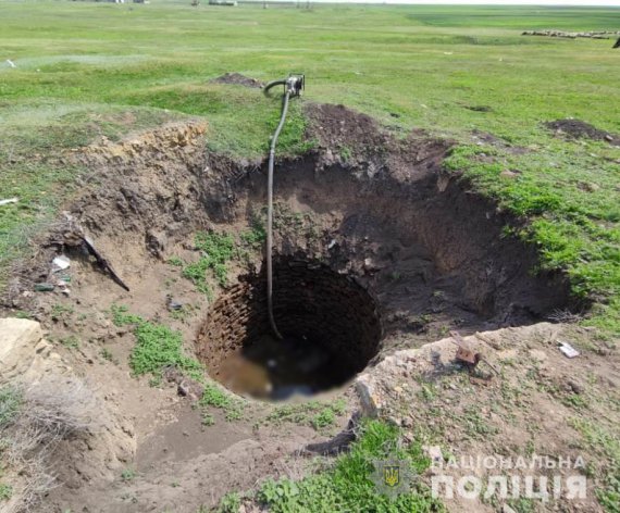 Тела трех мужчин и женщины обнаружили в заброшенном колодце в Одесской области.  Погибшие - местные жители в возрасте от 23 до 35 лет