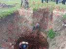 Тіла трьох чоловіків та жінки виявили  в занедбаному колодязі   на Одещині.  Загиблі  – місцеві жителі у віці від 23 до 35 років
