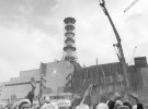 Строители празднуют окончание фазы строительства саркофага над четвертым реактором Чернобыльской АЭС.
