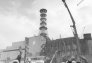 Строители празднуют окончание фазы строительства саркофага над четвертым реактором Чернобыльской АЭС.