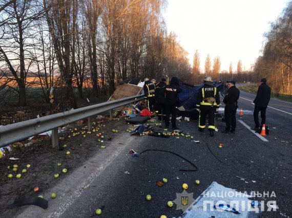 В Винницкой области в лоб столкнулись грузовики Mercedes и DAF. Оба водителя погибли на месте