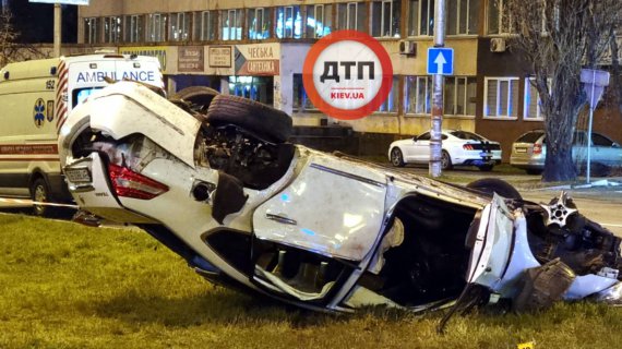 В Киеве на скорости перевернулся автомобиль. Мать погибла, дочь в реанимации