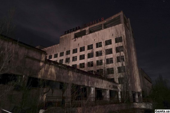 У Прип'яті, де 35 років тому сталася трагедія на Чорнобильській АЕС, відбулася масштабна мистецька акція. У зоні відчуження біля палацу культури "Енергетик" більше 40 гостей, зібралися, щоб вшанувати пам'ять загиблих унаслідок катастрофи та згадати про страшні події 1986 року.