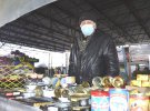 Иван Холод на рынке торгует красной икрой и рыбными консервами
