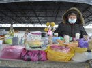 Галина Дмитриевна продает фасоль на Центральном  рынке Полтавы