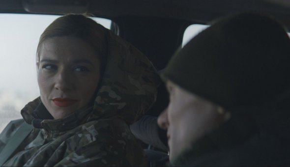Акторка Оксана Черкашина у фільмі "Погані дороги" зіграла військового медика. Везе додому тіло вбитого командира з фронту, за сюжетом. Отримала номінацію на цьогорічну "Золоту дзиґу" за найкращу жіночу роль