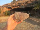 Кам'яні сокири є найдавнішими відомими, виготовленими в контексті печерного життя