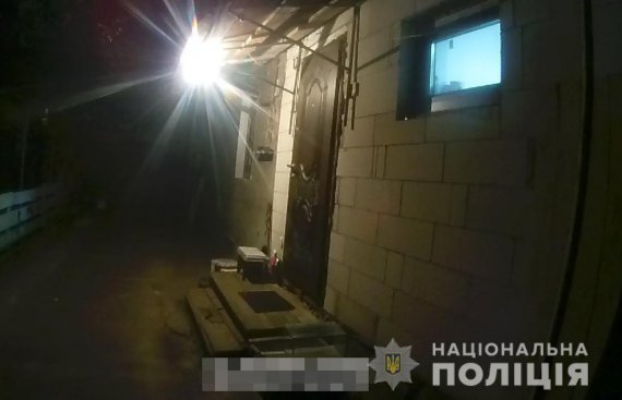 В Житомирской области 45-летний мужчина облил комнату в доме и себя бензином и забаррикадировался, угрожая поджечь жилье. Когда приехала полиция - отстреливал