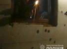 На Житомирщині 45-річний чоловік  облив кімнату у будинку та себе бензином і забарикадувався, погрожуючи підпалити оселю. Коли приїхала поліція - відстрілювався