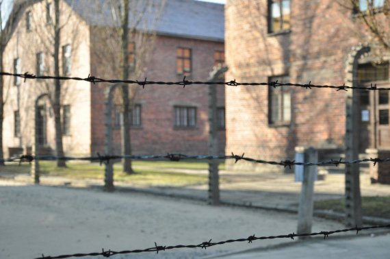 Вблизи Кракова 1940-го создали концентрационный лагерь Аушвиц. Заключенных уничтожали по 10-15 тыс человек в неделю.