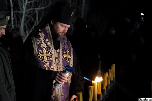 Архиепископ Полтавский и Кременчугский Федор первым зажигает свечу.