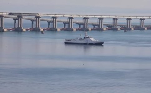 Катер берегової охорони російськаих окупантів проходить під Керченським мостом.