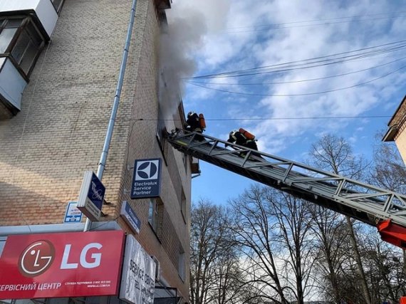 О дыме, который шел из дома женщины, спасателям сообщили соседи