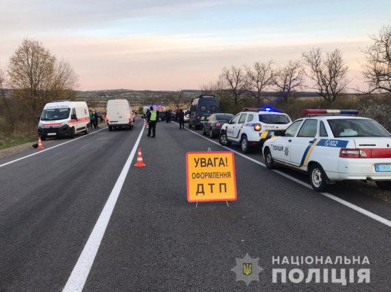 На Закарпатье столкнулись Volkswagen и Skoda Oktavia. В результате - трое погибших и травмированная