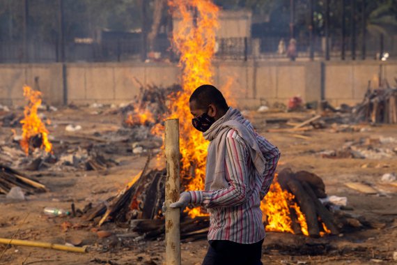  Люди массово умирают в столице Нью-Дели, а их тела сжигают прямо под открытым небом / Reuters