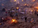 Люди масово вмирають в столиці Нью-Делі, а їх тіла спалюють просто під відкритим небом / Reuters