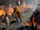 Люди масово вмирають в столиці Нью-Делі, а їх тіла спалюють просто під відкритим небом / Reuters