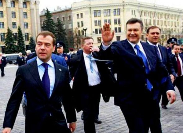 Януковича тогда сопровождал бывший председатель Харьковской ОГА Михаил Добкин