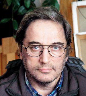 Дмитрий ХМЕЛЬНИЦКИЙ, 67 лет, архитектор, журналист, историк. Родился 26 сентября 1953-го в Москве. Отец был историком архитектуры, мать - археологом. Учился на факультете строительства Таджицького политехнического института. В 1973-м переехал в Ленинград. Окончил тамошний государственный академический институт живописи, скульптуры и архитектуры имени Репина. Работал архитектором. Проектировал жилые дома для города Северодвинск. В 1981-м подал заявление на выезд из СССР. Два года был кочегаром в газовой котельне педагогического института имени Александра Герцена. Спроектировал и построил поселки-базы артели "Печора" в городах Березовский, Ухта, Инта. 1987-го эмигрировал в Германию, где жил его отец. 10 лет работал архитектором в различных бюро. В 2001-2005 годах - редактор отдела "История" в газете "Европа-Экспресс". Защитил диссертацию по истории архитектуры сталинской эпохи, доктор инженерных наук Берлинского технического университета. Тема диссертации: "Сталинская архитектура. Идеология и стиль (1929-1960)". Автор книг, сборников и статей. Значительная часть публикаций посвящена Виктору Суворову и истории архитектуры СССР сталинского периода. Разведен. Есть двое взрослых детей. Занимается живописью и графикой. Нравятся произведения Макса Фрая. Любимый фильм - "Гарри Поттер". Больше всего любит креветки. Живет в Берлине