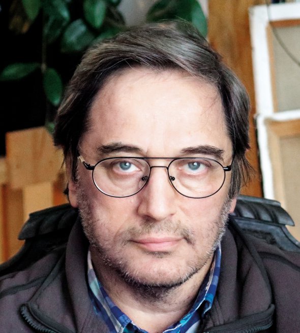 Дмитро ХМЕЛЬНИЦЬКИЙ, 67 років, архітектор, журналіст, історик. Народився 26 вересня 1953-го в Москві. Батько був істориком архітектури, мати – археологом. Навчався на факультеті будівництва Таджицького політехнічного інституту. 1973-го переїхав до Ленінграда. Закінчив тамтешній державний академічний інститут живопису, скульптури та архітектури імені Іллі Рєпіна. Працював архітектором. Проєктував житлові будинки для міста Сєверодвінська. 1981-го подав заяву на виїзд з СРСР. Два роки був кочегаром у газовій котельні педагогічного інституту імені Олександра Герцена. Спроєктував і побудував селища-бази артелі ”Печора” в містах Березовський, Ухта, Інта. 1987-го емігрував до Німеччини, де жив його батько. 10 років працював архітектором у різних бюро. У 2001–2005 роках – редактор відділу ”Історія” в газеті ”Європа-Експрес”. Захистив дисертацію з історії архітектури сталінської епохи, доктор інженерних наук Берлінського технічного університету. Тема дисертації: ”Сталінська архітектура. Ідеологія та стиль (1929–1960)” Автор книжок, збірників і статей. Значна частина публікацій присвячена Віктору Суворову й історії архітектури СРСР сталінського періоду. Розлучений. Має двох дорослих дітей. Займається живописом і графікою. Подобаються твори Макса Фрая. Улюблений фільм – ”Гаррі Поттер”. Найбільше смакують креветки. Живе в Берліні