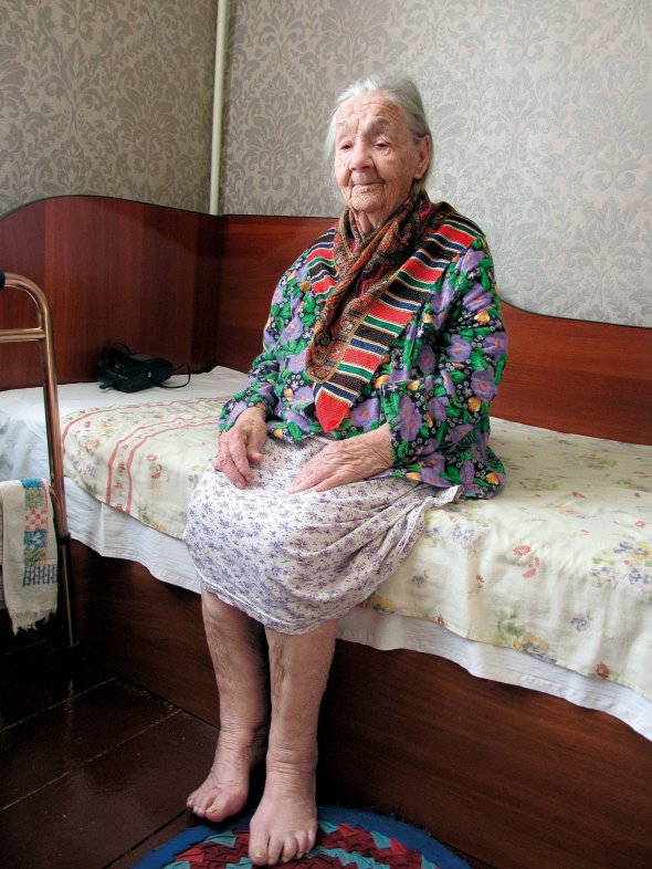 Параска ПРОВОТОРОВА, 95 років, колишня бранка фашистського трудового табору. Народилася 14 серпня 1925‑го в селі Гунча Гайсинського району на Вінниччині. Батьки працювали на землі. Мала братів – старшого Якова і молодшого Івана. Закінчила семирічну сільську школу. Весною 1943‑го вивезли в Німеччину, у трудовий табір. Додому повернулася в жовтні 1945 року. Працювала в пакувальному цеху Гайсинського цукрового заводу. Удова. Чоловік Володимир помер 1997‑го. Познайомилися в трудовому таборі, шлюб узяли 1946‑го. Двоє старших дітей померли в ранньому дитинстві. Молодший син Анатолій загинув в аварії 1989‑го, йому було 38 років. Син 71‑річний Василь – електрик, донька Галина, 67 років, – кухар. Має семеро онуків і 10 правнуків. Любить читати. Живе в Гайсині