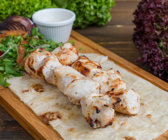 Пикантный соус подчеркивает вкус нежной курицы.