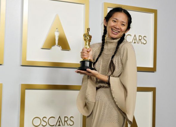 Хлої Чжао отримала “Оскар” за фільм “Земля кочівників”. Стала другою жінкою, яка перемогла в режисерській номінації, та першою кольоровою жінкою-переможницею. 