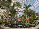 В Нью-Йорке художница Яйой Кусама украсила ботанический сад горошком