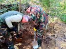 На Львівщині розкопали поховання військових
