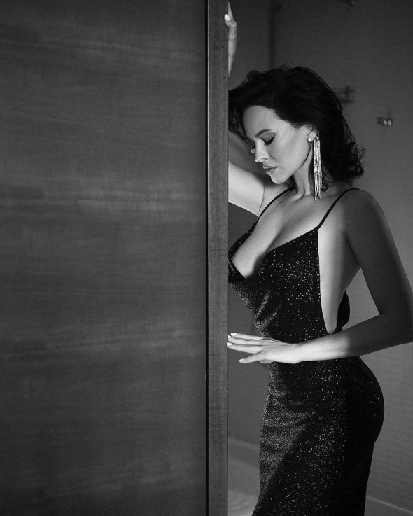 Даша Астафьева устроила фотосет в роскошном вечернем образе. И на одном из кадров засветила сосок