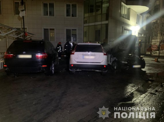 В Одесі вночі горіли три авто. Одним із них користується колишній прокурор області Максим Вихор