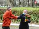 Посол Нідерландів подарував українським лікарям 600 горщиків тюльпанів