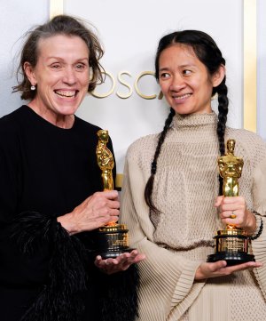Американська актриса Френсіс Макдорманд (ліворуч) отримала ”Оскар” за роль вдови, яка мандрує в пошуках роботи в фільмі ”Земля кочівників”. Хлої Чжао відзначили нагородою в номінації ”найкраща режисура”