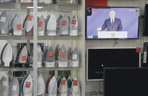Звернення президента Росії Володимира Путіна до Федеральних зборів показують у магазині в Євпаторії. 21 квітня 2021 року, Крим