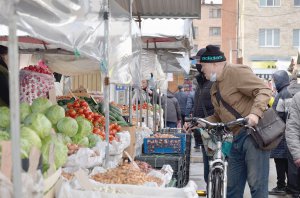 На центральному ринку в Полтаві чоловіки купують овочі. Перед Великоднем вони подорожчали