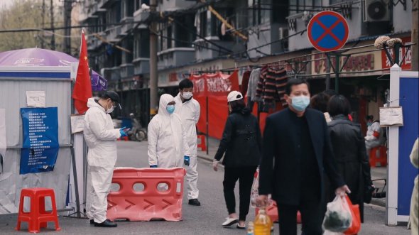 Під час локдауну у китайському місті Ухань, який тривав 76 днів, мешканцям видавали харчові пайки. Ситуацію в лікарнях показує документальний фільм "76 днів", що був представлений на Міжнародному фестивалі документального кіно про права людини Docudays UA