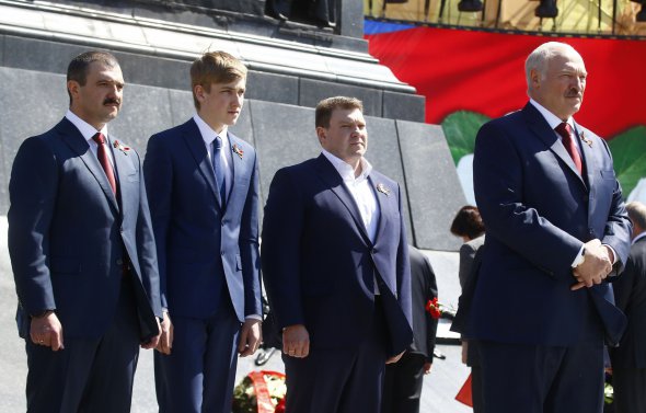 Самопровозглашенный президент Беларуси Александр Лукашенко с сыновьями Викитором, Дмитрием и Николаем