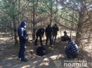 На Сумщині знайшли вбитим  свідка у кримінальній справі    37-річного Юрія Беззубчака.   З ним розправився підозрюваний, проти якого мав свідчити.  До справи залучив двох спільників