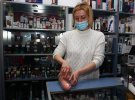 Консультантка секс-шопу «Афродита» Оксана Бондарчук-Якубовська показує асортимент інтим товарів