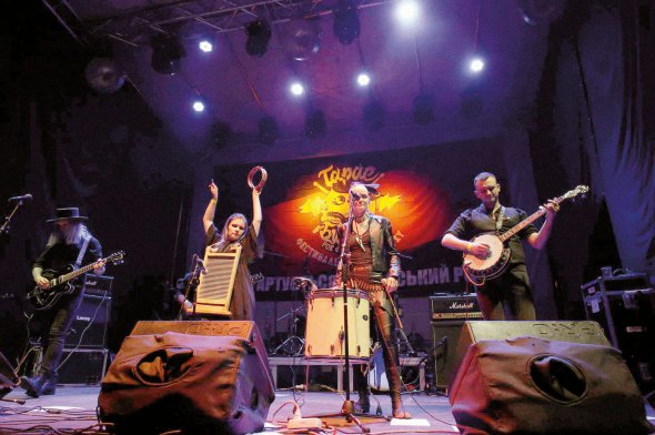 Київський дарк-кантрі гурт Zwyntar виступає на рок-фестивалі ”Тарас Бульба” в місті Дубно Рівненської області влітку 2018‑го. Склад групи (зліва направо): Дівуар – гітара, Наталія Ференс – пральна дошка, Саша Кладбіще – спів, ударні, Ерік Волошин – банджо